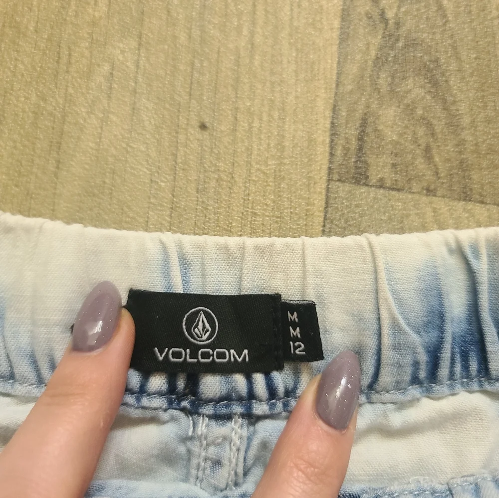 🦄 Volcom Drawstring Shorts Size Medium - Picture 2 of 3